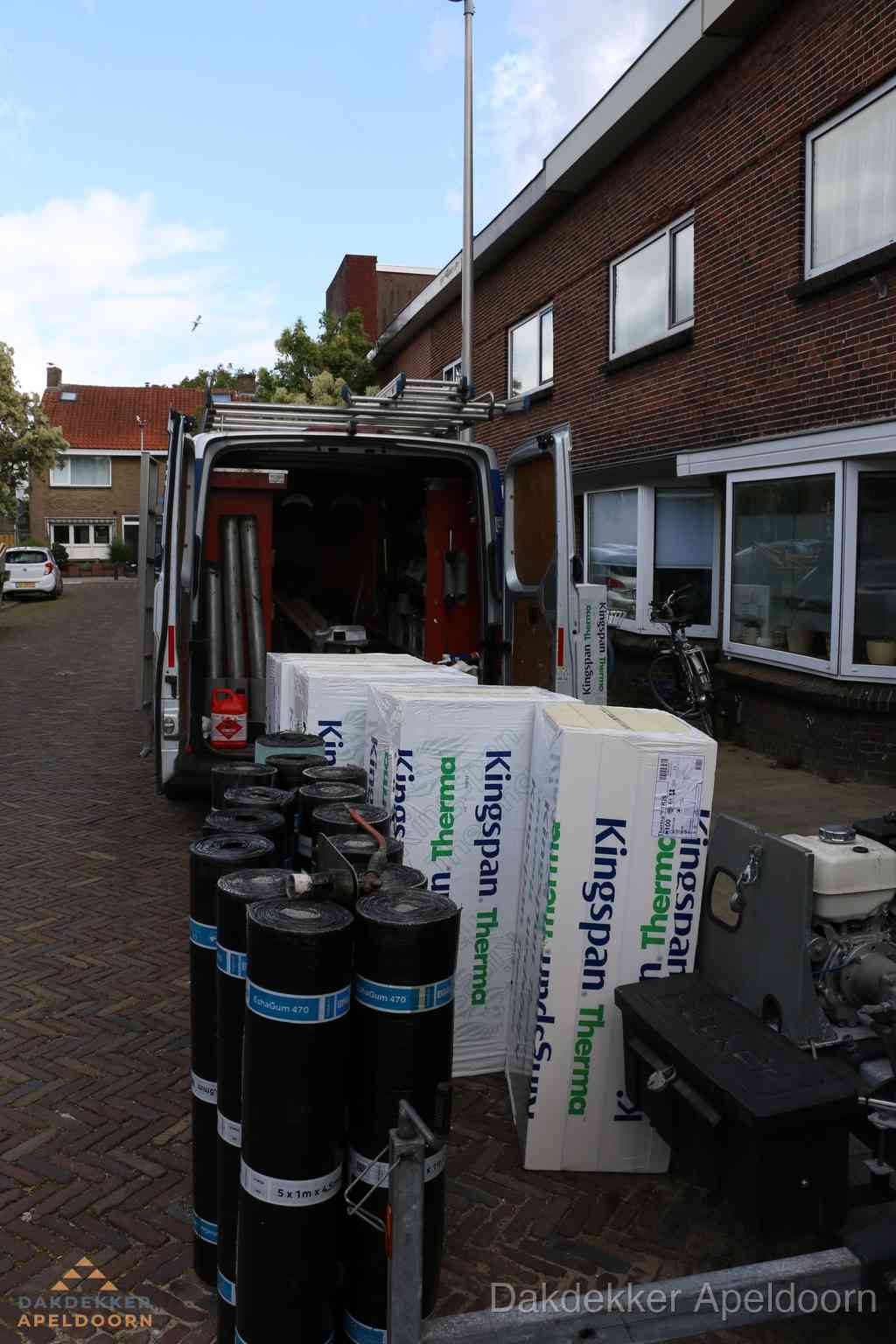 Plat dak met bitumen dakbedekking en brander in Apeldoorn
