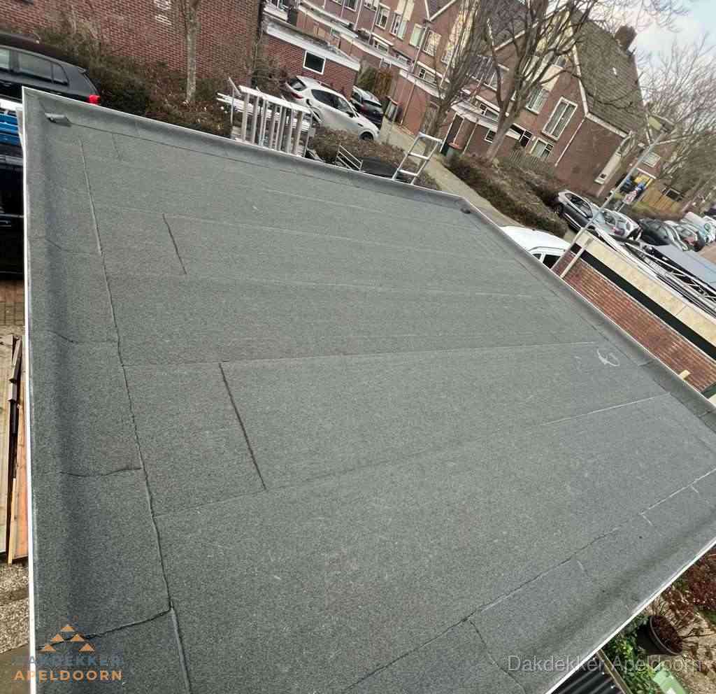Nieuwe bitumen dakbedekking op plat dak van garage in Apeldoorn