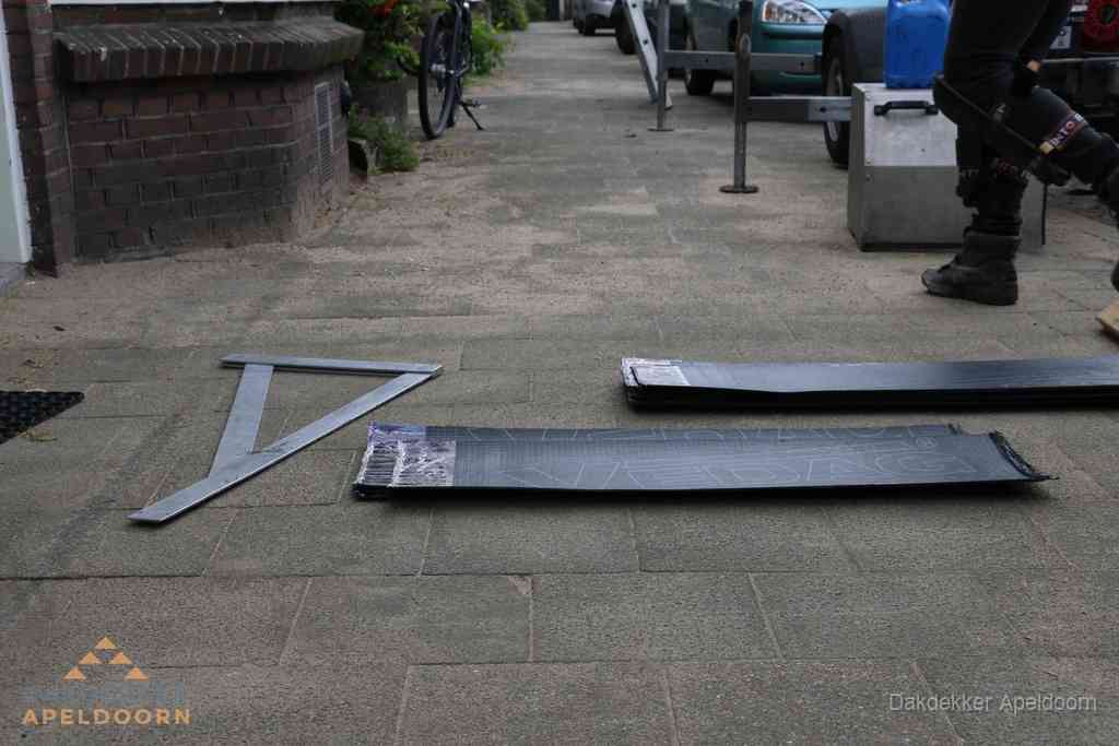 Dakbedekkingsmateriaal en zinkwerk klaargelegd voor reparatie in Apeldoorn