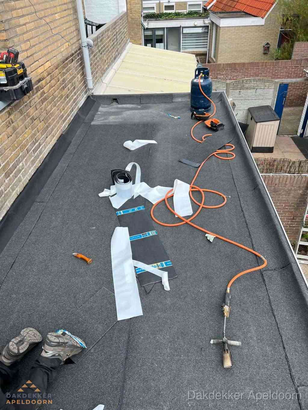 Dakdekker brengt EPDM dakbedekking aan op plat dak in Apeldoorn