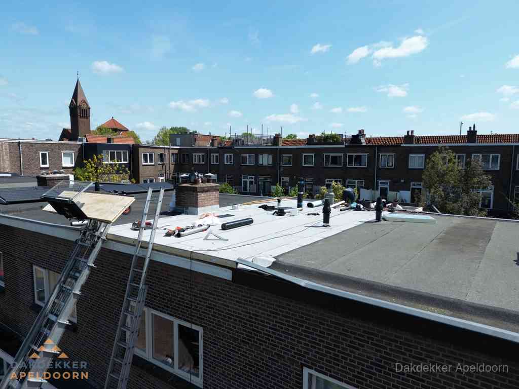 Dakdekkers aan het werk op plat dak in Apeldoorn