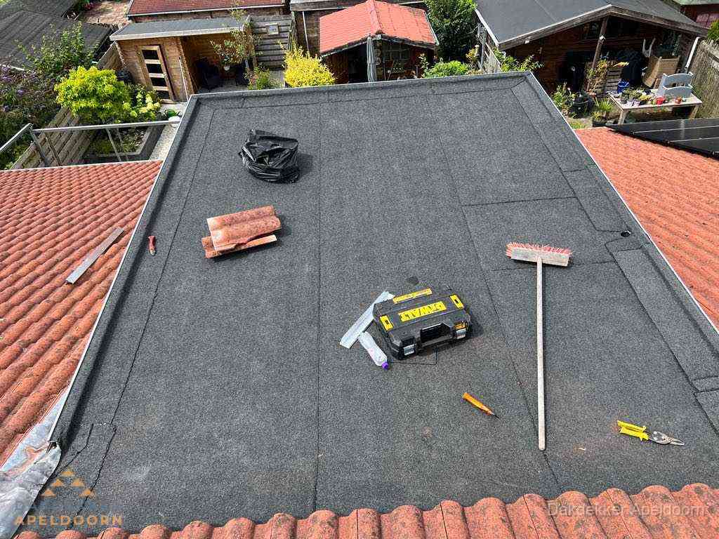 Nieuw plat dak met bitumen dakbedekking in Apeldoorn
