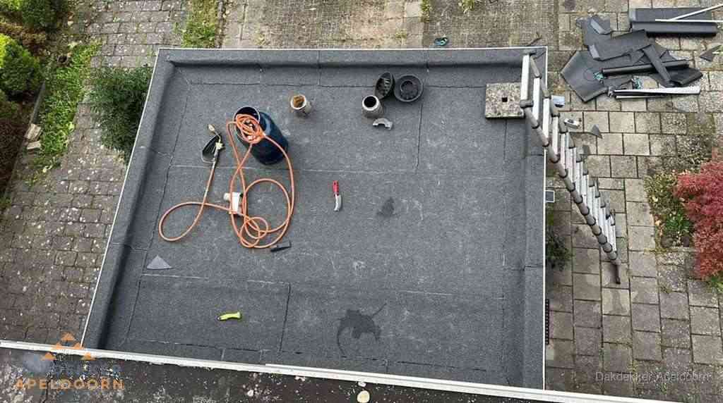 Plat dak met nieuwe bitumen bedekking in Apeldoorn
