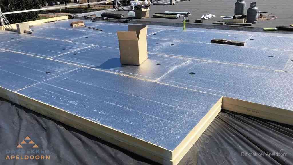 PIR isolatieplaten worden gelegd op plat dak voor dakisolatie in Apeldoorn