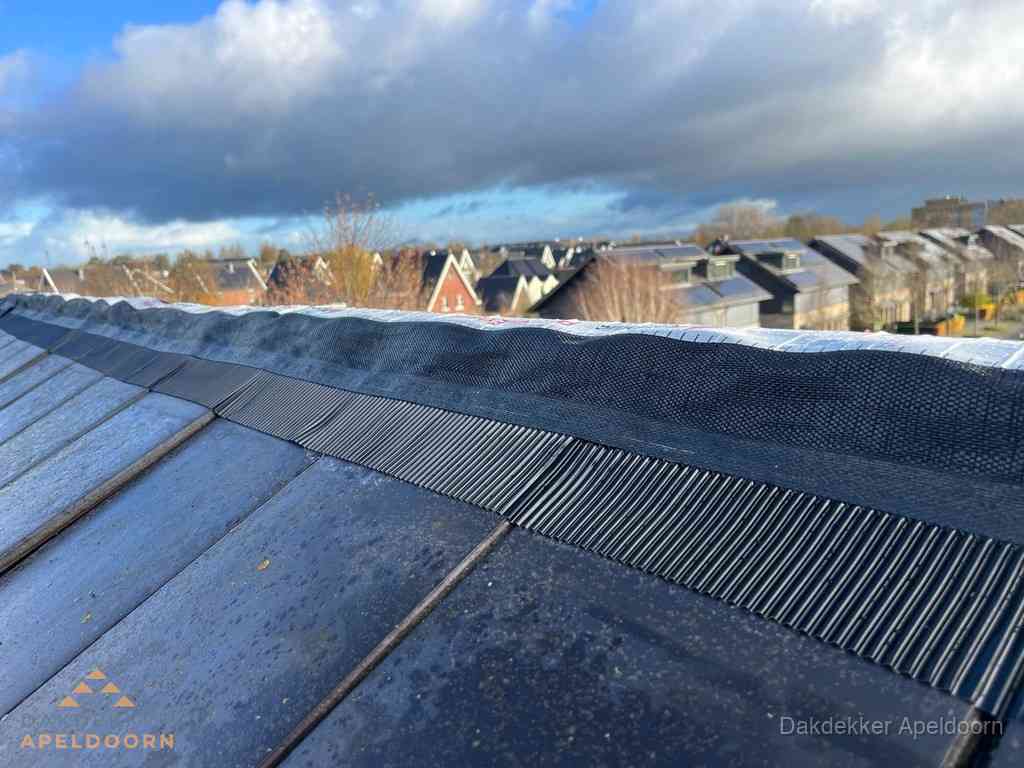 Dakisolatie bij de nok met ventilatieprofiel op schuin dak in Apeldoorn