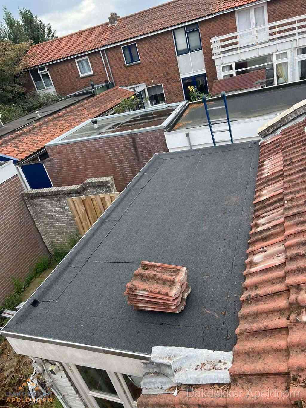 Aanbouw plat dak met reservepannen voor dakpannen vervangen in Apeldoorn