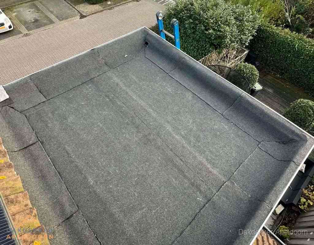 Gerenoveerd plat dak met nieuwe bitumen dakbedekking in Apeldoorn