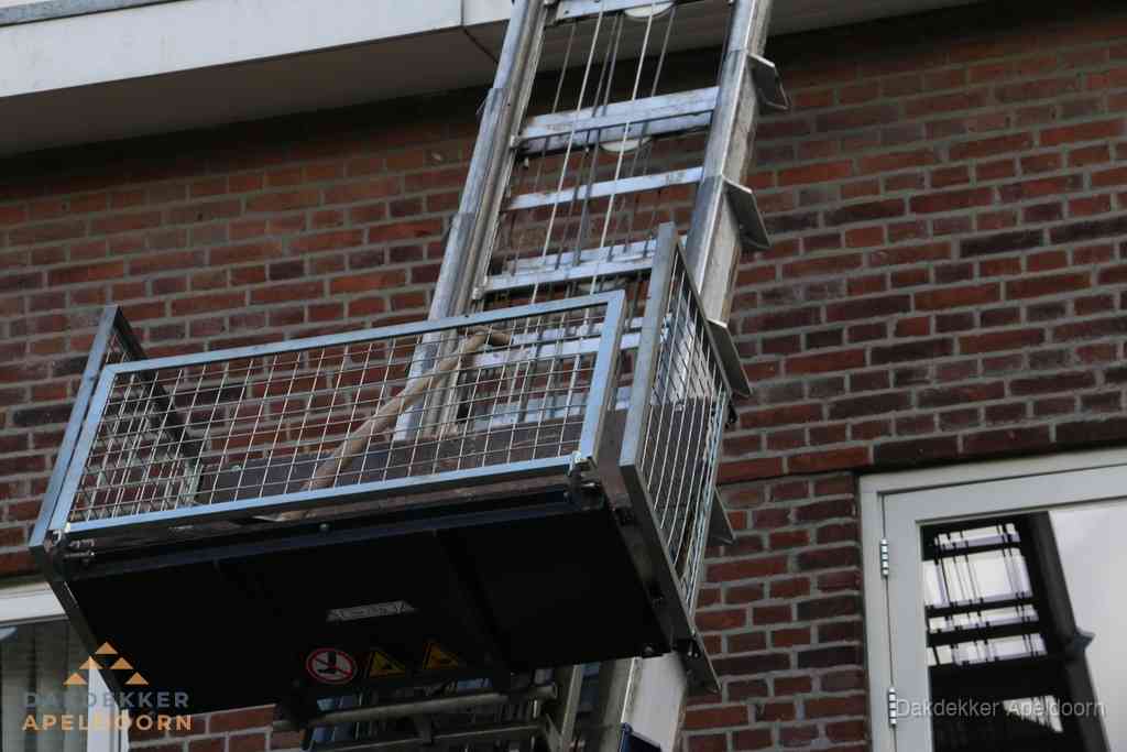 Ladderlift met dakpannen voor dakpan reparatie in Apeldoorn