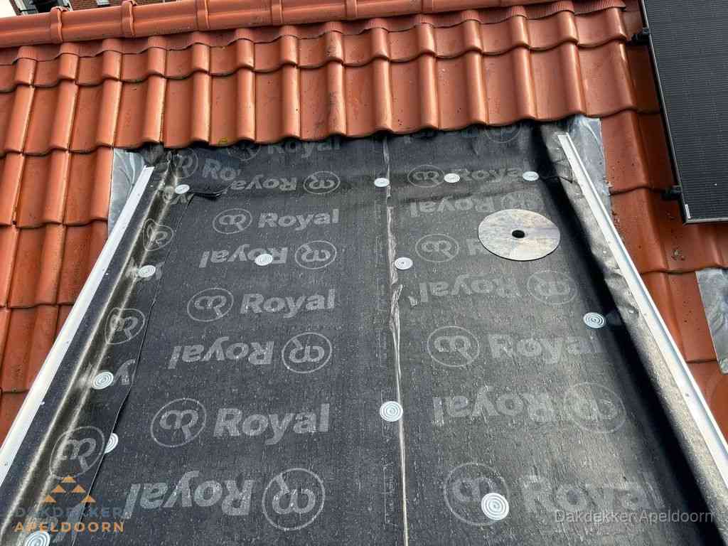 Nieuw dak met dakpannen en Royal onderlaag bij woning in Apeldoorn