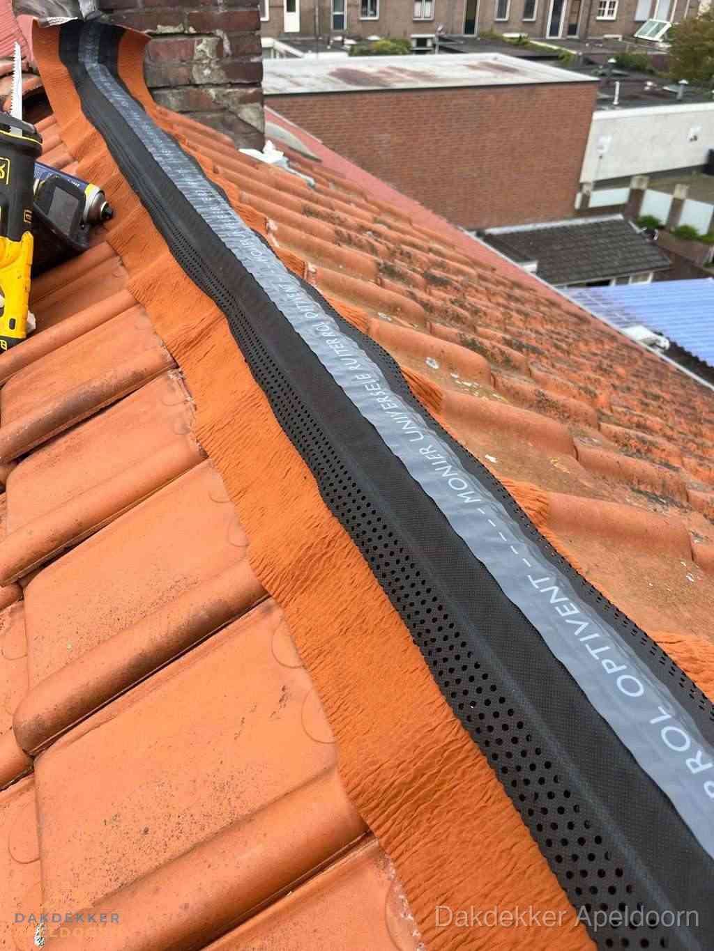 Plat dak aanbouw met bitumen naast schuin pannendak in Apeldoorn
