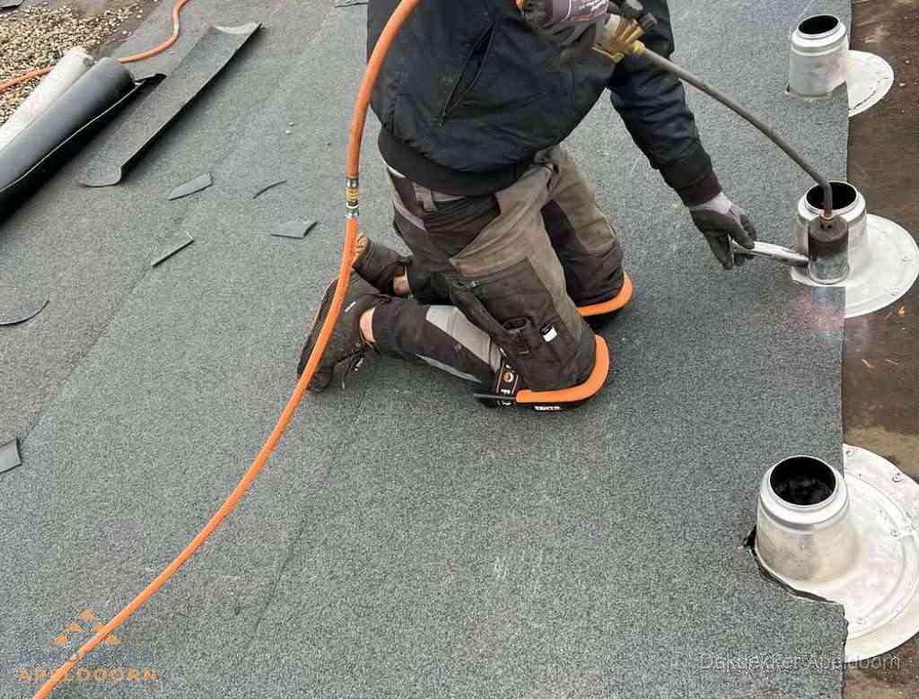 Gereedschap op nieuw plat dak na renovatie in Apeldoorn