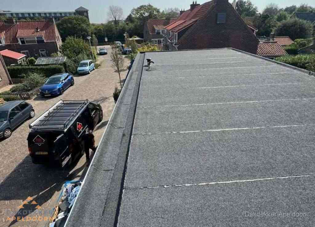 Nieuw bitumen plat dak met uitzicht over landschap in Apeldoorn