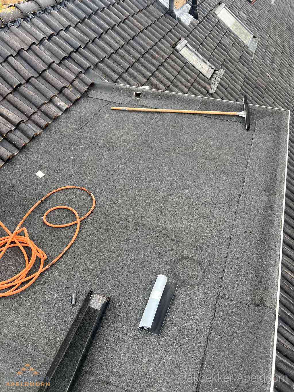 Overzicht plat dak met dakgoot in woonwijk Apeldoorn