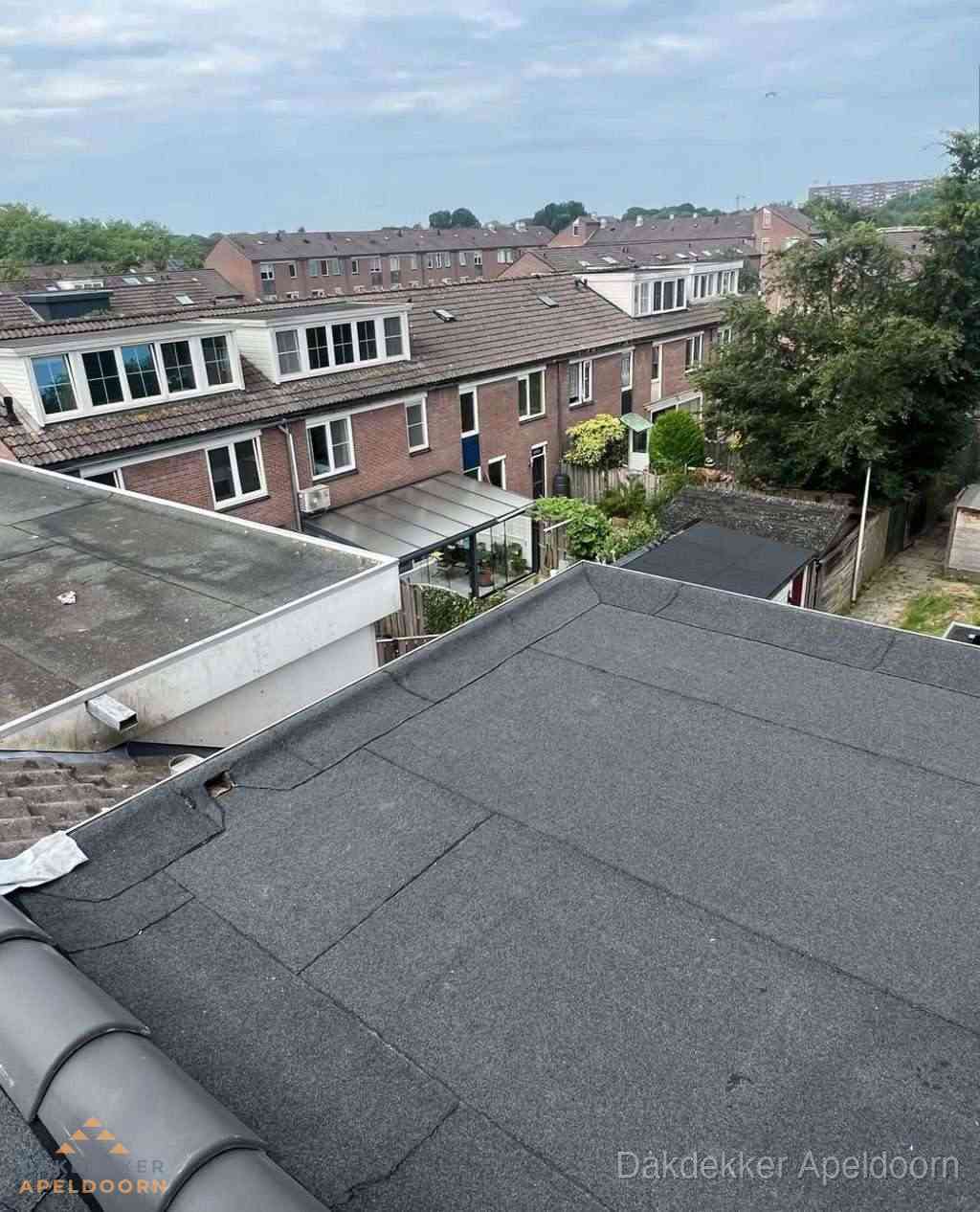 Vernieuwd plat dak met bitumen in woonwijk in Apeldoorn